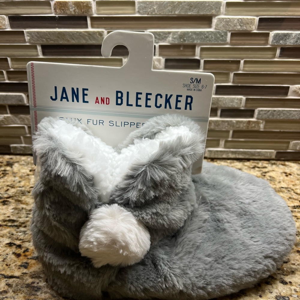 Jane and Bleecker Faux Fur Slipper Socks size S/M Shoes size 6-7 NEW